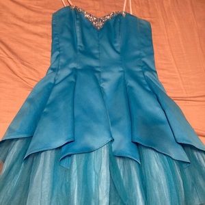 The size of the dress is 3/4 and It’s blue with diamonds on top✨